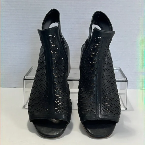 Vince Camuto Sternat “shooties”. - Picture 4 of 16